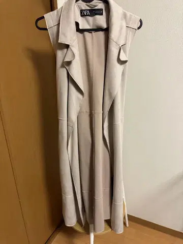 ZARA 베이지 슬리브리스 베스트
