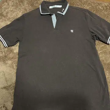 다크 브라운 스트라이프 옷깃 피케 셔츠