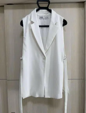 ZARA 화이트 슬리브리스 자켓 베스트