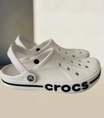 새상품 crocs 지오메트릭 화이트 샌들 남녀 공용