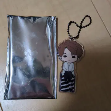 앉아있는 키링 JIRO