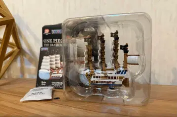 POP MART 원피스 배 모비딕호 흰 수염 원피스