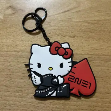 미사용 2NE1 X HELLO KITTY 러버 키링