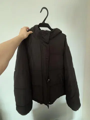 후드 부착 다크 브라운 다운 자켓