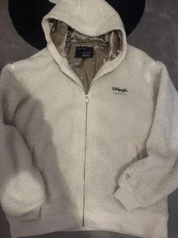 [ what it isnt ] 보아 자켓 화이트