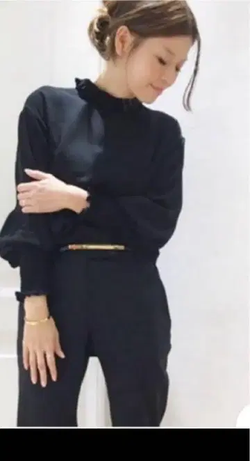 두즈엠클래스 셀 블라우스.