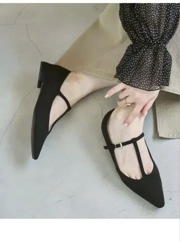 블랙 T 스트랩 플랫슈즈