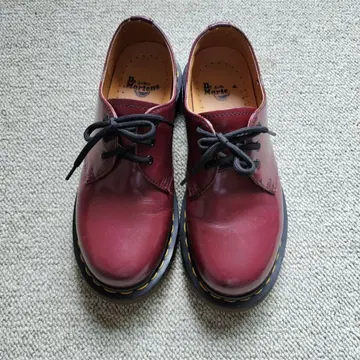 Dr. Martens 버건디 레이스업 슈즈