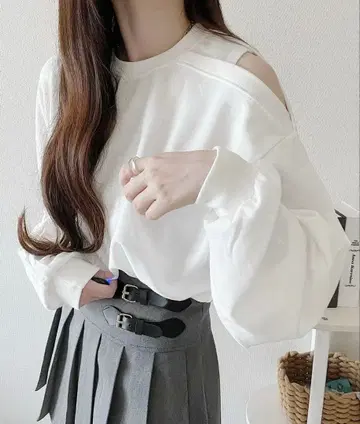Nana 오픈 숄더 맨투맨