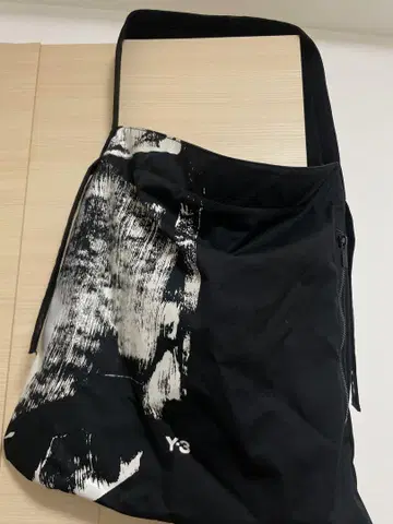 Y-3 숄더백 아트 프린트 블랙
