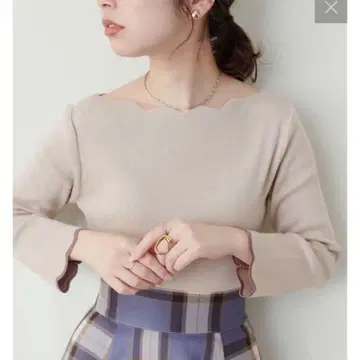 새상품급* 소매 배색 스캘럽 니트 라이트 베이지 내추럴 꾸뛰르