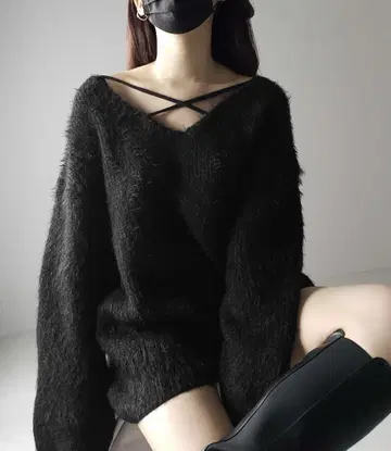 me+em select 크로스 스트랩 컷 아웃 루즈 샤기 니트