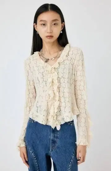 컷 레이스 러플 블라우스