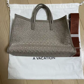 A VACATION 베이지 토트백 BREAD M