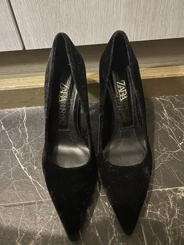 ZARA 블랙 벨벳 하이힐