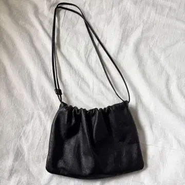 irury 파우치 레더 백 블랙