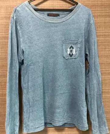 파란색 긴팔 티셔츠 포켓 부착