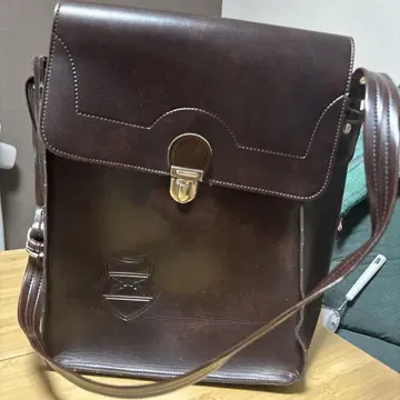 다크 브라운 가죽 숄더백