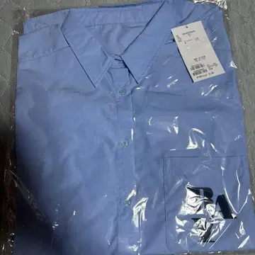 라이트 블루 포켓 부착 긴팔 셔츠