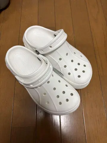 화이트 클로그 샌들 통기 구멍 포함