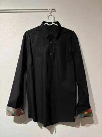 컬러풀 소매 블랙 셔츠