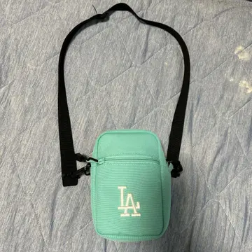 LA 로고 자수 민트 그린 숄더백