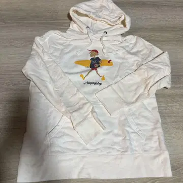 AMUY TRAYSBAY와 야마오카 타이스케의 콜라보 상품 후드티