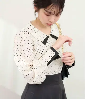 새상품* osono 겹침 카라 배색 블라우스 화이트 도트 내추럴 꾸뛰르