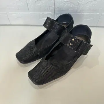 BeauFort 블랙 스트랩 펌프스 24cm