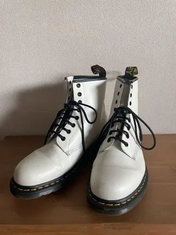 [초한정판 새상품급] 초레어 닥터마틴 8홀 부츠 UK9 화이트