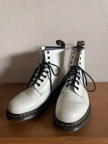 [초한정판 새상품급] 초레어 닥터마틴 8홀 부츠 UK9 화이트