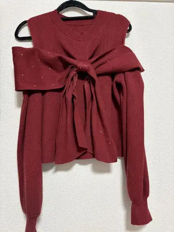 MAJESTIC LEGON 비쥬 리본 어깨 트임 니트 빨간색