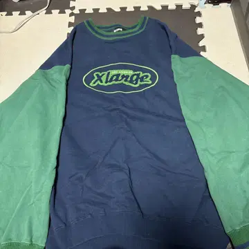 XLARGE 로고 자수 긴팔 스웨트 셔츠