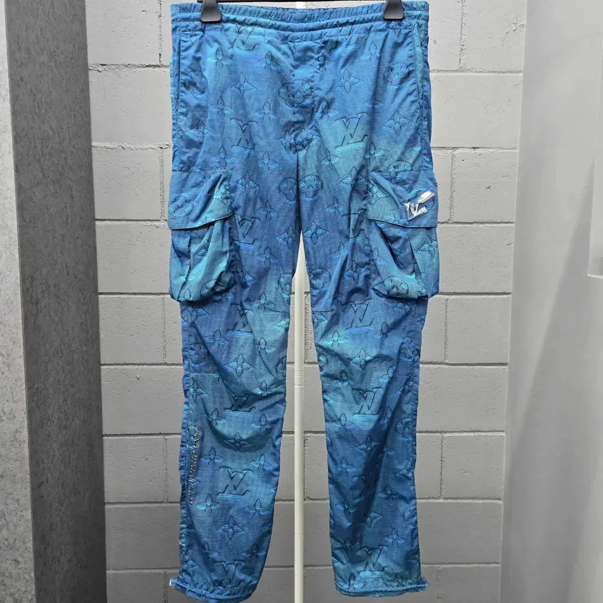 LOUIS VUITTON 루이비통 Oversized 44 Department Store Edition