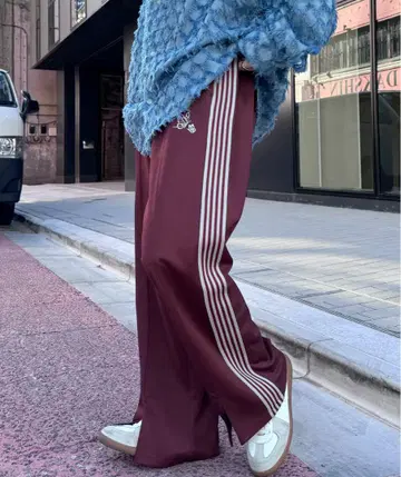 Confirm 사이드 라인 원포인트 자수 센터 슬릿 저지 팬츠