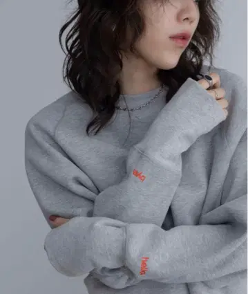 VACANCY 로고 자수 숏 기장 맨투맨