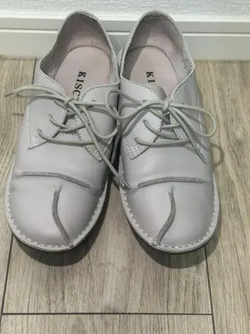 [새상품급] KISCO 천연 가죽 캐주얼 슈즈 그레이 계열