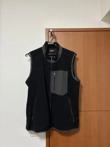 블랙 플리스 베스트 지퍼 포켓 부착