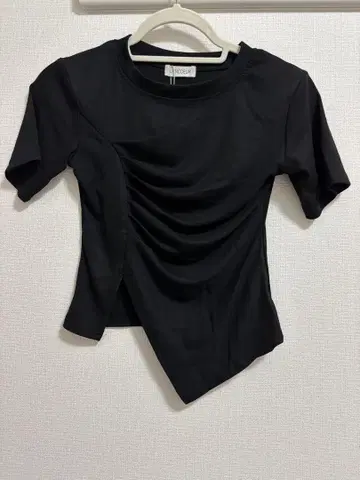 LIENCOEUR 블랙 비대칭 T셔츠