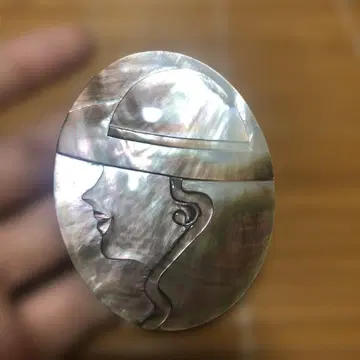 진주 조개 여성 옆모습 브로치