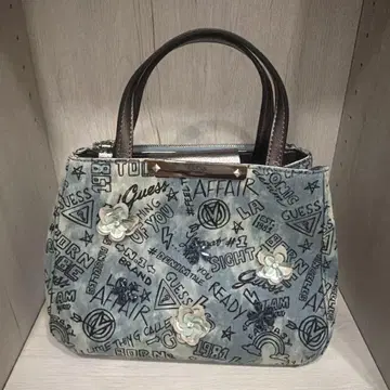 Guess 그래픽 프린트 핸드백