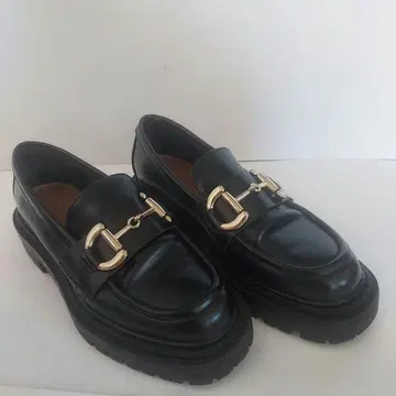 컨디션 최상 H&M 에이치앤엠 통굽 비트 로퍼 블랙 가죽 신발 골드 버클