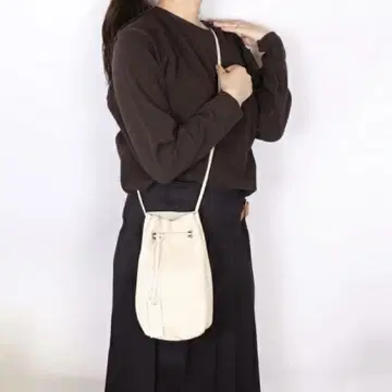 [ 새상품급 ] MARCO MASI 주름 가죽 복조리 숄더백 화이트