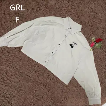 그레일 [ F ] 체리 자수 크림색 숏 기장 셔츠 성숙/러블리 얇은 소재