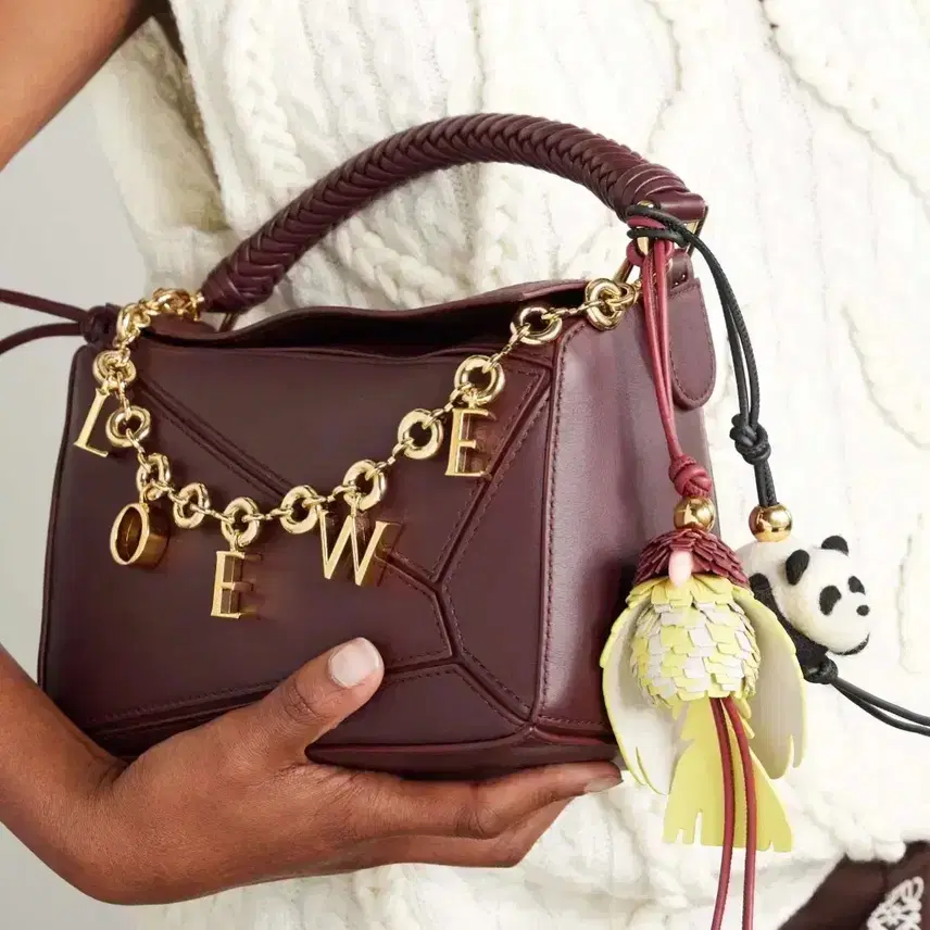 LOEWEロエベレタリングDonut Bag Charmとチェーンストラップ