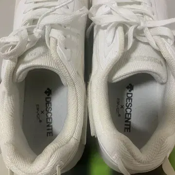 DESCENTE x BVZ 화이트 스니커즈