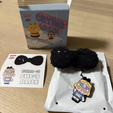 POP MART CRYING AGAIN 핀 배지