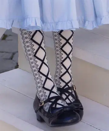 axes femme kawaii 레이스업 패턴 오버니 블랙