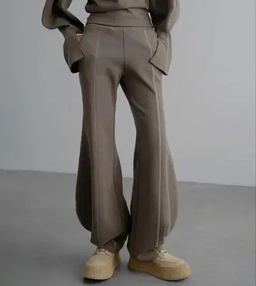 [ CHENTAITAI ] 커브 라인 실루엣 센터 심 이지 팬츠