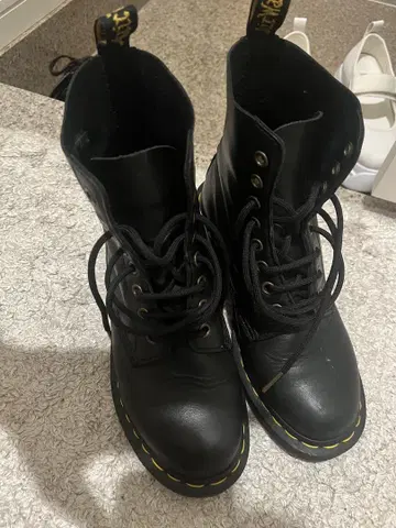 통굽 블랙 레이스업 부츠 닥터마틴